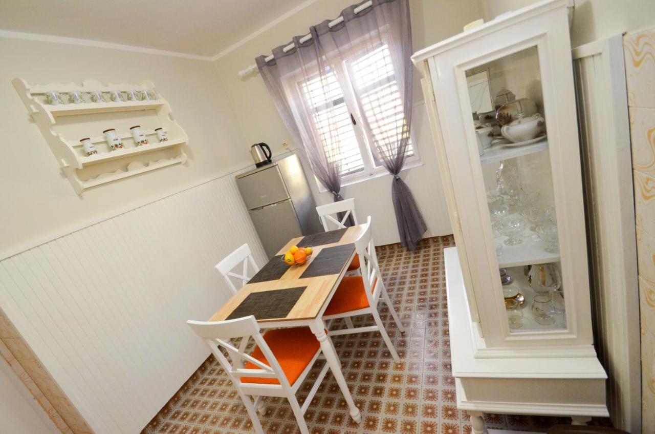 Red House Apartment Kotor Eksteriør bilde