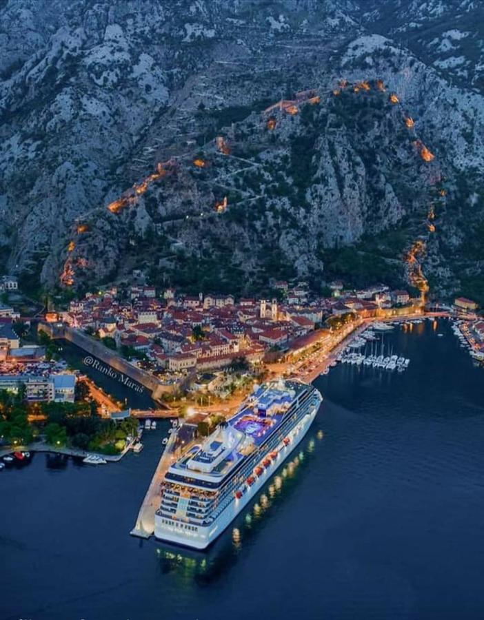 Red House Apartment Kotor Eksteriør bilde